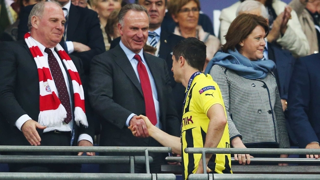 Uli Hoeness President of Bayern (L) and Karl-Heinz Rummenigge (C) offer their commiserations to Dortmund's Robert Lewandowski after the 2013 UEFA Champions League final