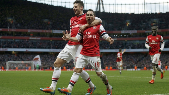 Arsenal's Santi Cazorla celebrates scoring the opening goal with team-mate Olivier Giroud (l)