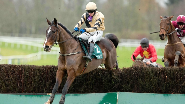 On His Own jumped well to win the Thyestes Chase