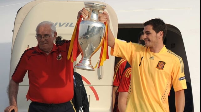 Luis Aragones (L) holds the Euro 2008 trophy with Iker Casillas