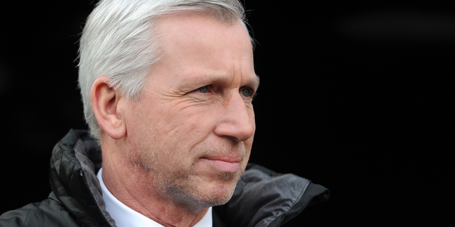 Alan Pardew watches as Sunderland see off his Newcastle side