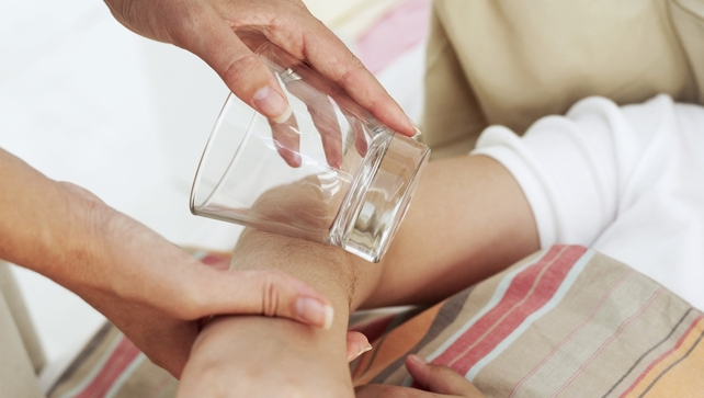 Symptoms of meningitis can include a pinpoint or blotchy rash that does not disappear when pressed Symptoms of meningitis can include a pinpoint or blotchy rash that does not disappear when pressed