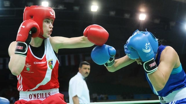 Katie Taylor (l) in action against Saida Khassenova of Kazakhstan in China in 2012