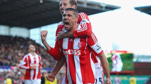 Jonathan Walters celebrates after scoring a penalty against Arsenal