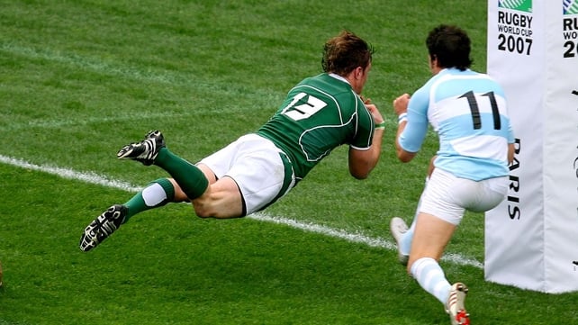 Brian O'Driscoll scoring a try against Argentina in 2007