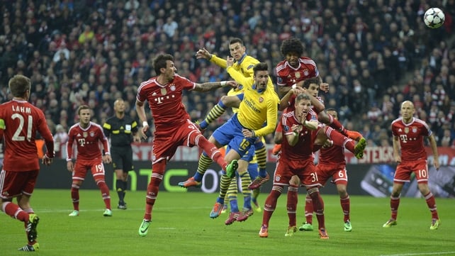 Olivier Giroud (C) vies for the ball with Bayern Munich's Mario Mandzukic, Bastian Schweinsteiger and Dante