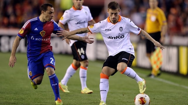 Basel's Chilean midfielder Marcelo Diaz (L) vies with Valencia's midfielder Fede Cartabia