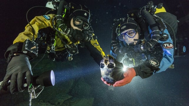 Divers susan bird and Alberto Nava transport skull in Hoyo Negro (pic: Paul Nicklen/National Geographic) Divers susan bird and Alberto Nava transport skull in Hoyo Negro (pic: Paul Nicklen/National Geographic)