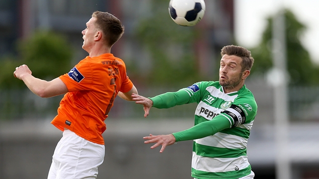 Stephen McPhail and Keelan Dillon compete for the ball at Tallaght Stadium