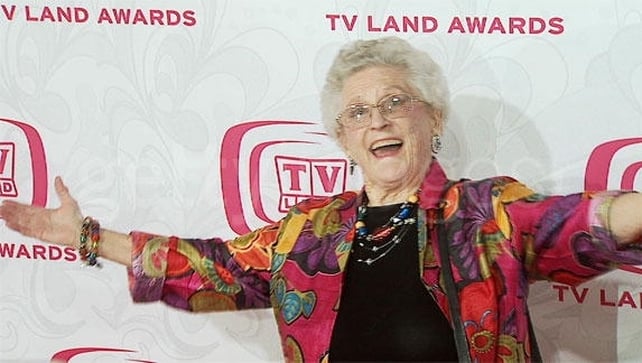 Ann B Davis received an Emmy Award for playing Alice Nelson in the long running sit-com Ann B Davis received an Emmy Award for playing Alice Nelson in the long running sit-com