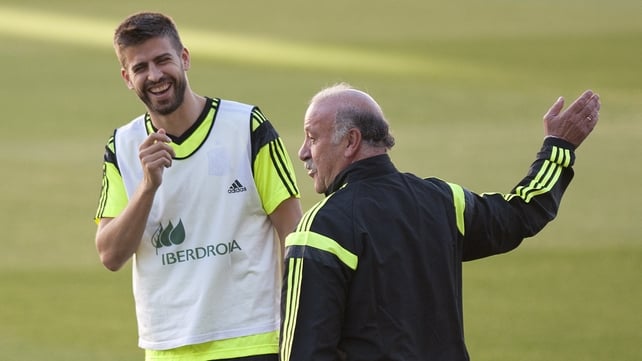 Gerard Pique laughs beside head coach Vicente del Bosque during the practice session in Sevilla on May 29, 2014