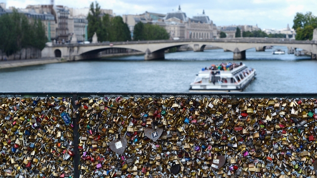 The locks only appeared on the Pont des Arts in 2008, having already become a craze in Germany, Russia, China, Italy and more recently on the Ha'penny Bridge in Dublin The locks only appeared on the Pont des Arts in 2008, having already become a craze in Germany, Russia, China, Italy and more recently on the Ha'penny Bridge in Dublin