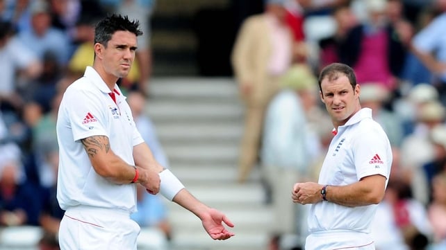 Kevin Pietersen (L) and Michael Strauss had a fractious relationship when England team-mates