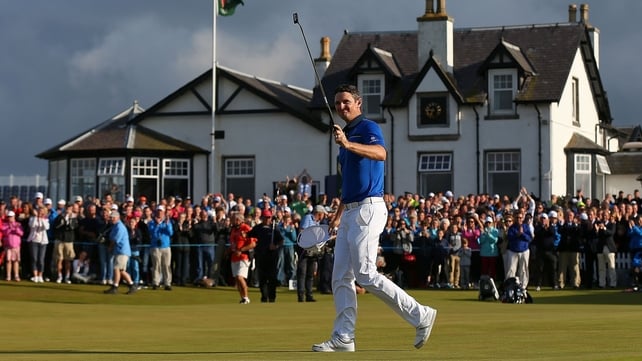 Justin Rose celebrates on the 18th hole