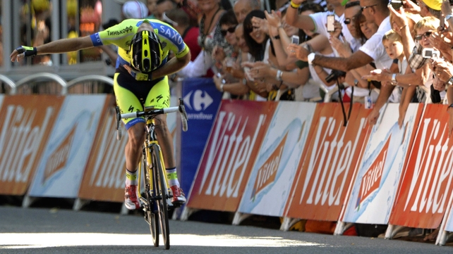 Michael Rogers bows to the crowd before crossing the line in victory