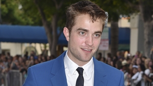 Pattinson makes light of Stewart kissing scandal