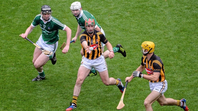 Kilkenny's Eoin Larkin lays the ball off to Colin Fennelly