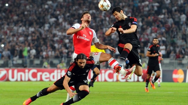 Arsenal's Oliver Giround (C) battles with Besiktas' Ersan Gulum (L) and Pedro Franco (R)