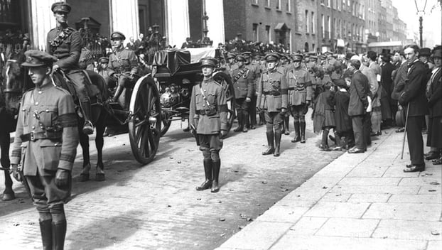 The coffin of Michael Collins on a horse drawn gun carriage, outside the Pro-Cathedral Dublin, on 28 August 1922.
Cashman Collection 0505/016