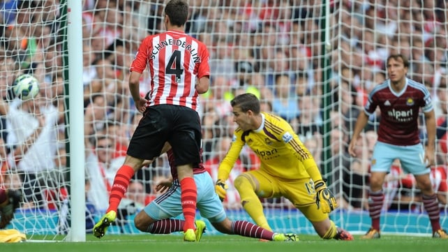 Southampton's Morgan Schneiderlin scores his second goal against West Ham