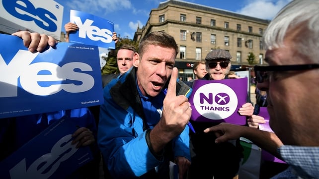 Yes and No supporters exchange views in Dundee Yes and No supporters exchange views in Dundee