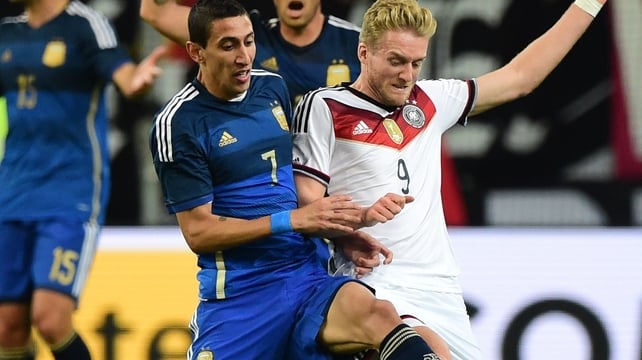 Germany's Andre Schuerrle (r) vies with Argentina's Angel Di Maria