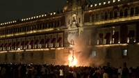 Protesters in Mexico set fire to palace door Protesters in Mexico set fire to palace door