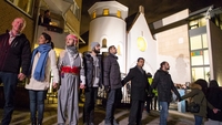 Norwegian Muslims form human shield at synagogue Norwegian Muslims form human shield at synagogue
