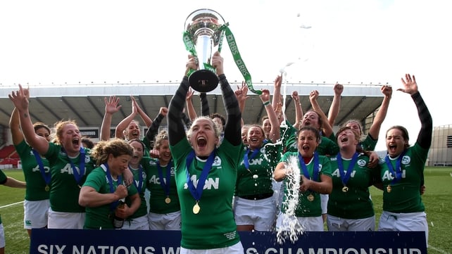 Niamh Briggs lifts aloft the Women's Six Nations trophy