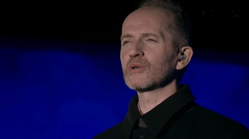 Iarla Ó Lionáird i mbun cainte le Rónán Mac Aodha Bhuí Iarla Ó Lionáird i mbun cainte le Rónán Mac Aodha Bhuí
