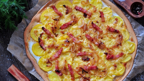 Bacon, onion, potato and sour cream tart/pizza
