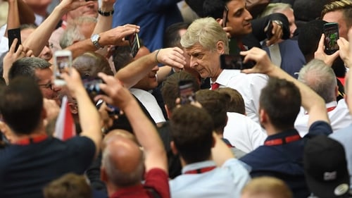 Arsene Wenger agrees new two-year deal