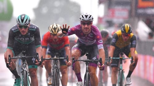 Bennett pipped for stage win as Yates retains Giro lead Bennett pipped for stage win as Yates retains Giro lead