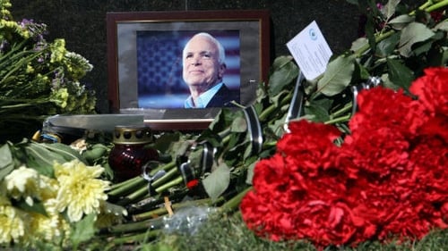 Arizonans bring cards, flowers, photos to honor Sen. John McCain