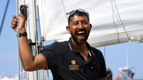 Aid on way to solo sailor with broken mast and severe injuries