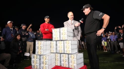 Skywriter talks trash during Tiger Woods vs Phil Mickelson match