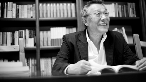 Hwang Sok-yong (born 1943) a hugely influential fiction writer on the Asian scene. Hwang Sok-yong (born 1943) a hugely influential fiction writer on the Asian scene.