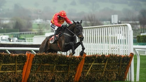 Un De Sceaux holds off Min to retain Champion Chase