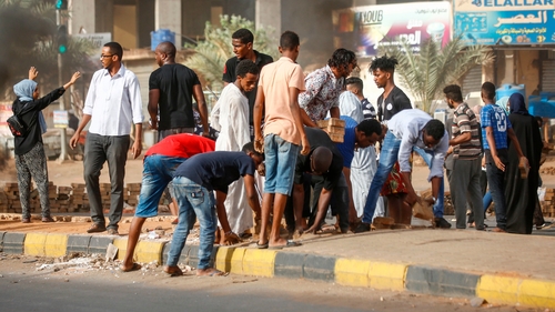 Reports of gunfire as army moves in on Khartoum protesters