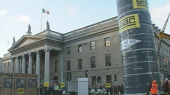 First section of The Spire is put in place on Dublin's O'Connell Street (2002)