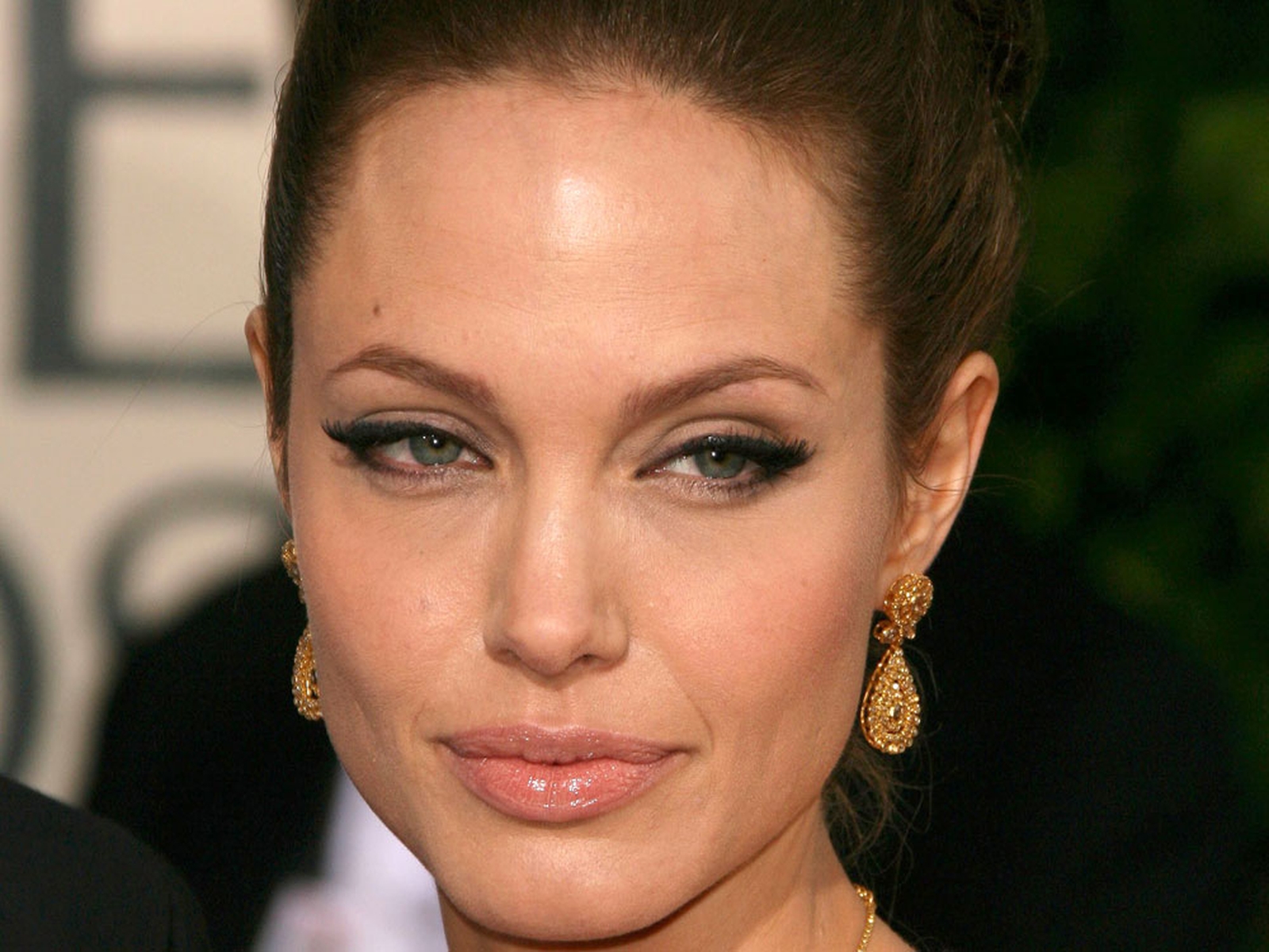 Jolie embarrassed by nude scene