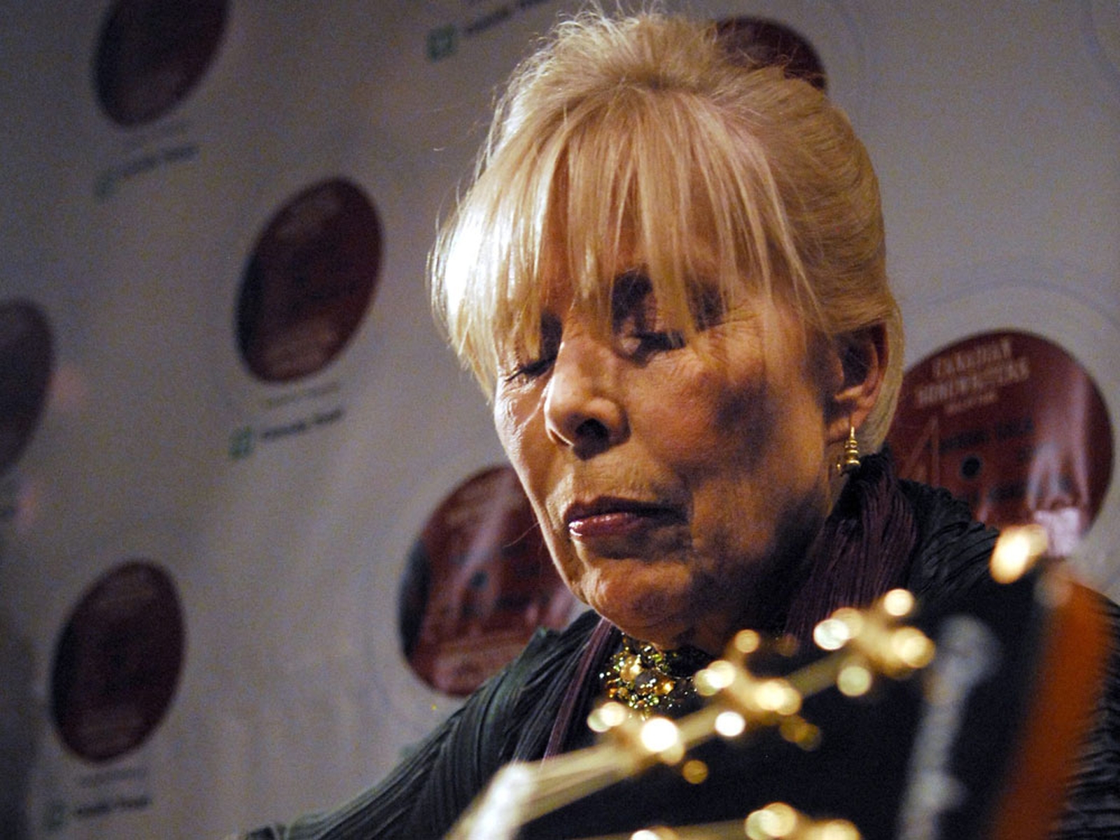Joni Mitchell signs to Starbucks