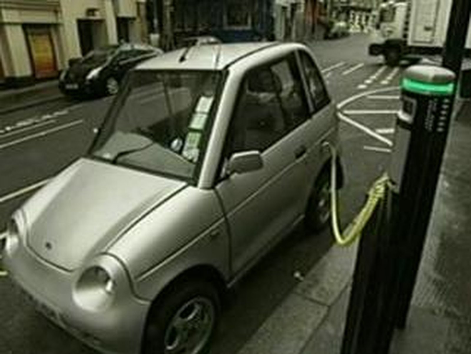Government signs electric car deal