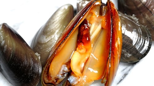Linguine with mussels in tomato sauce