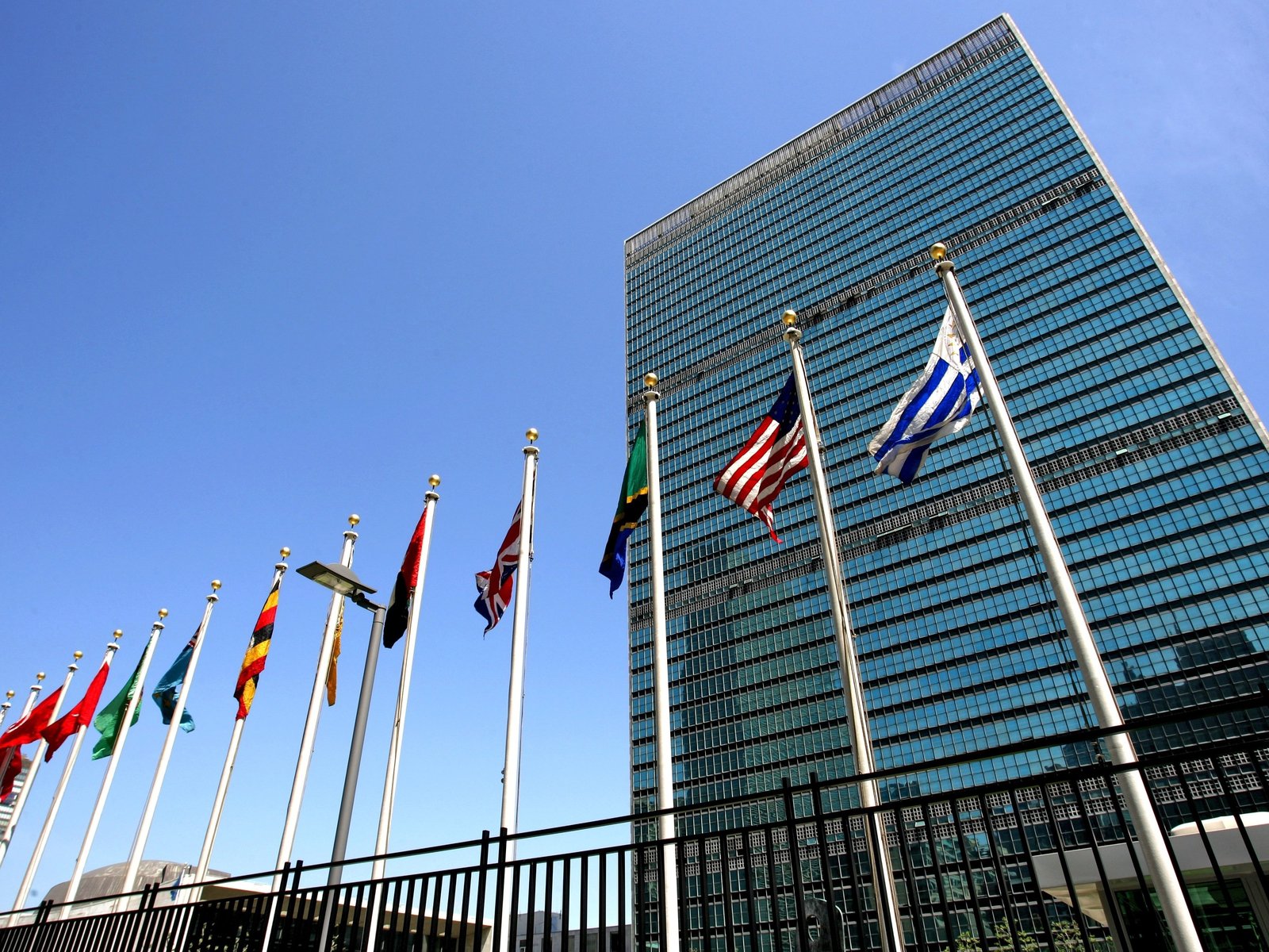 Оон красный. Штаб-квартира ООН В Нью-Йорке. Здание ООН В Нью-Йорке. Секретариат ООН В Нью Йорке. Секретариат ООН здание.