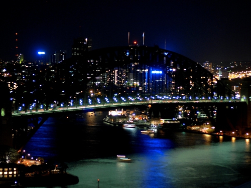 Sydney - Iconic harbour bridge lights turned off for hour