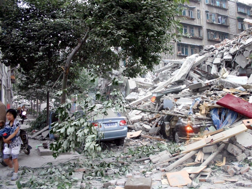 Chengdu - Aftershocks cause panic