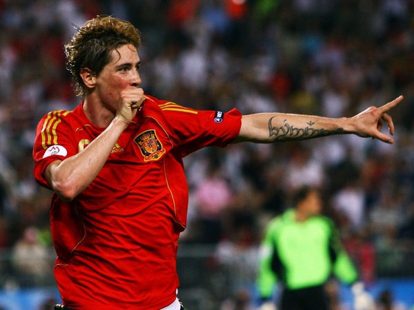 Spanish footballer Fernando Torres of Liverpool FC, holding a signed  News Photo - Getty Images