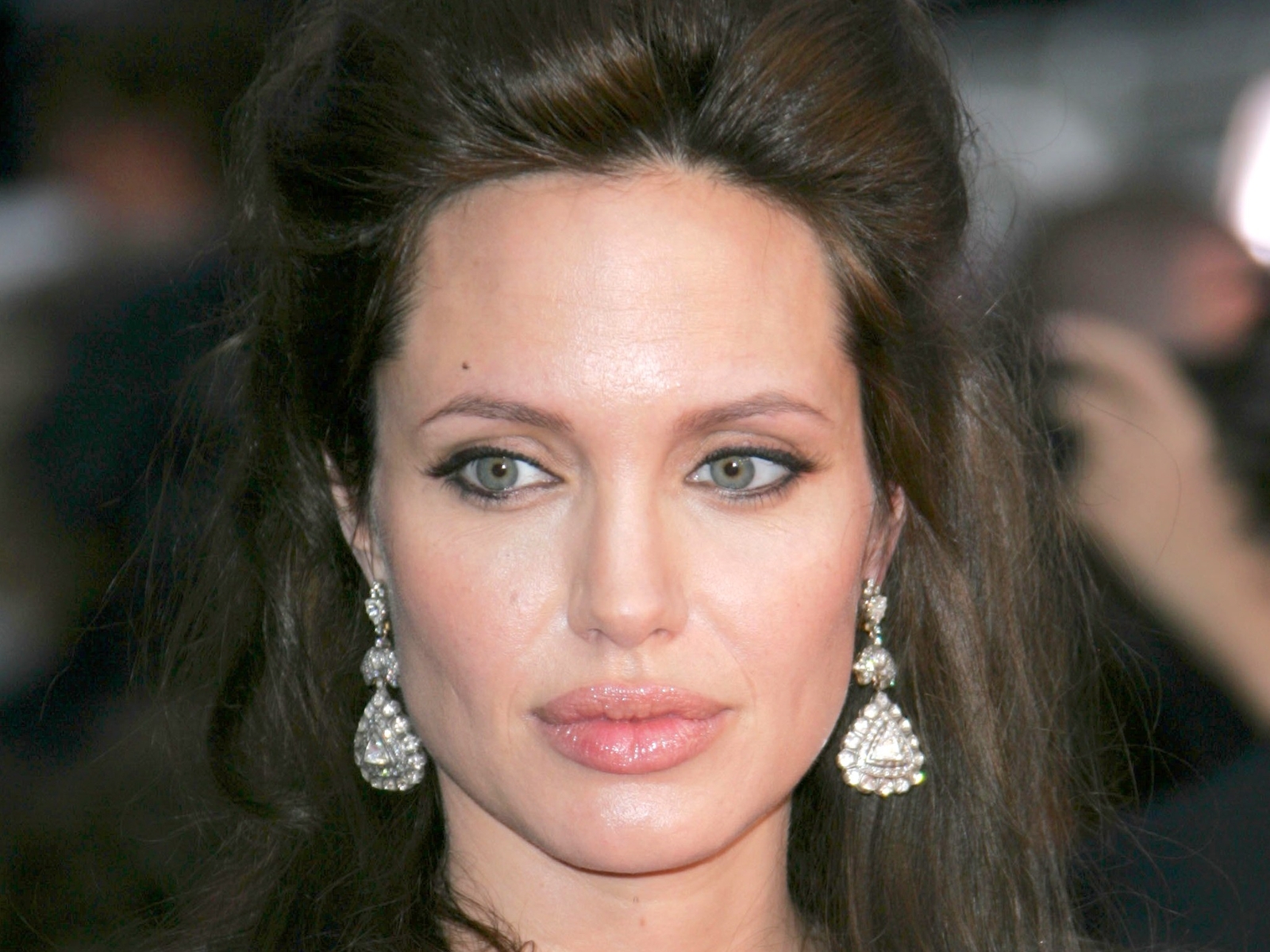 Jolie praised by Salt director