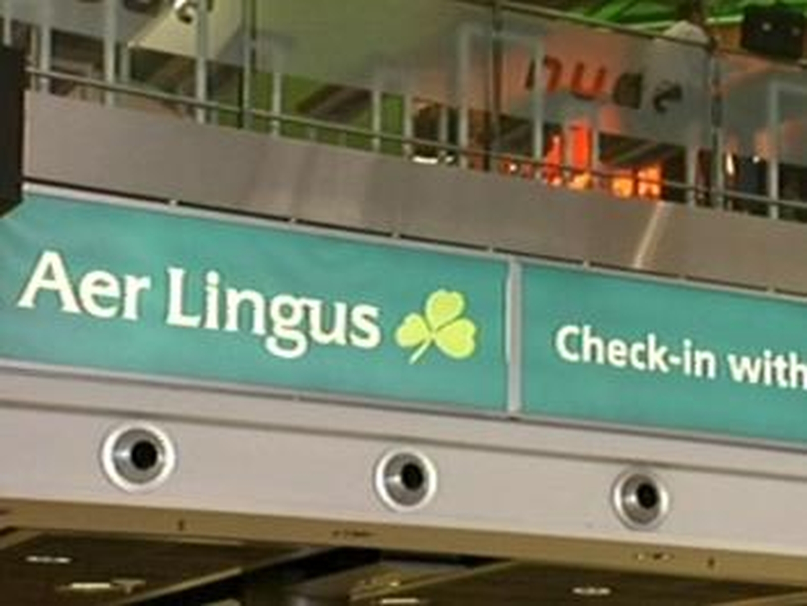 Aer Lingus to cut 676 jobs to save €100m